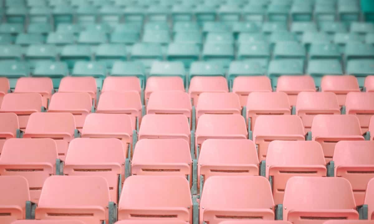 Riciclo del plexiglass: sedie in polimero presso uno stadio