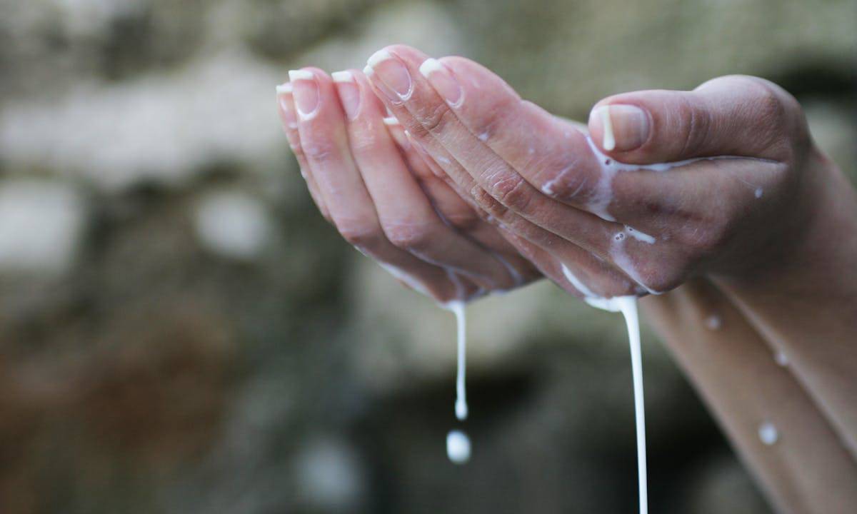 Sapone fatto in casa: mani insaponate