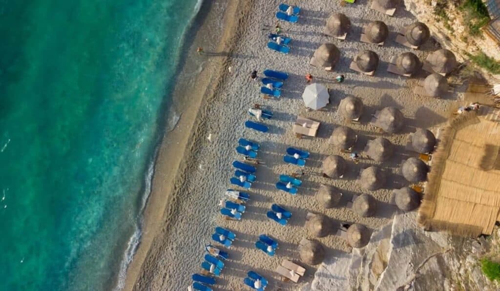 Gli ombrelloni solari potrebbero presto sbarcare sulle nostre spiagge: scopriamo insieme in che modo possono diventare una fonte di energia.