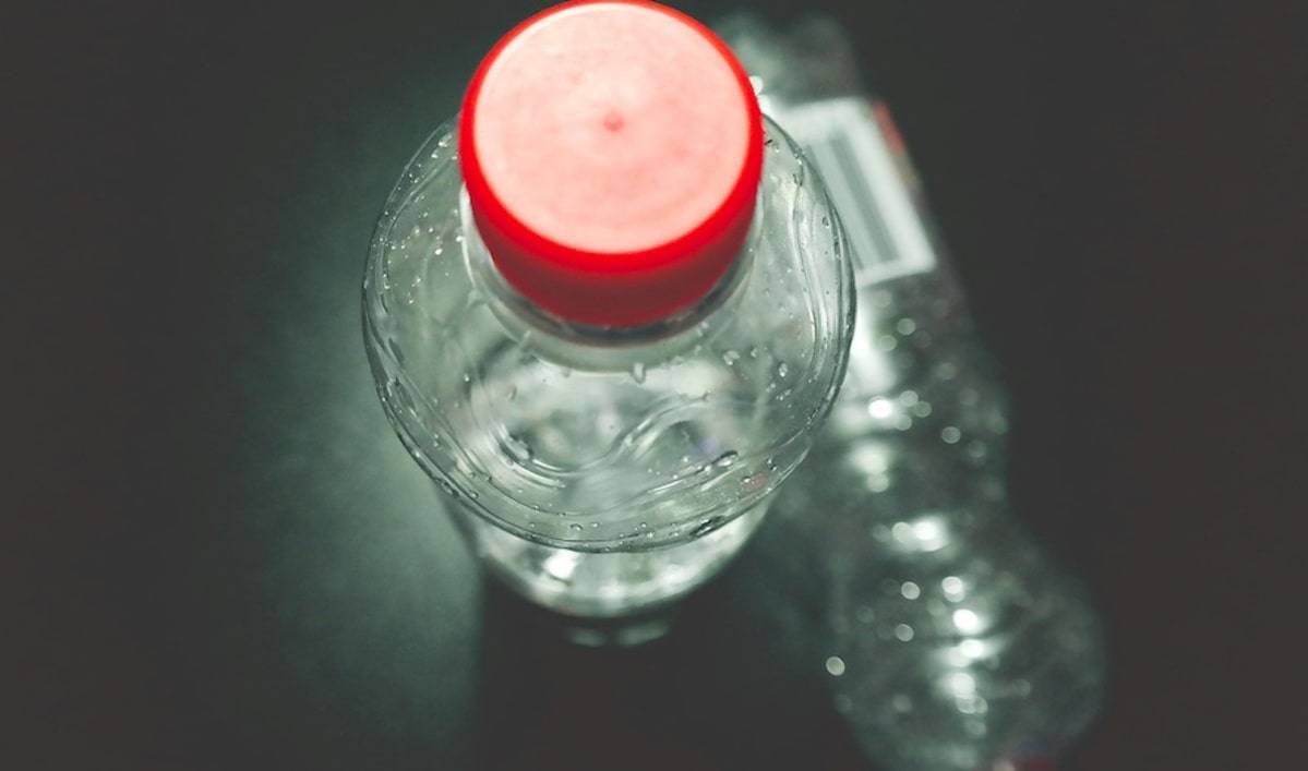 Due bottigliette d'acqua di plastica