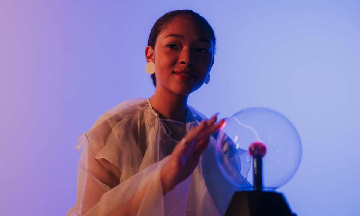Elettrosmog in casa: una donna gioca con una sfera elettrostatica