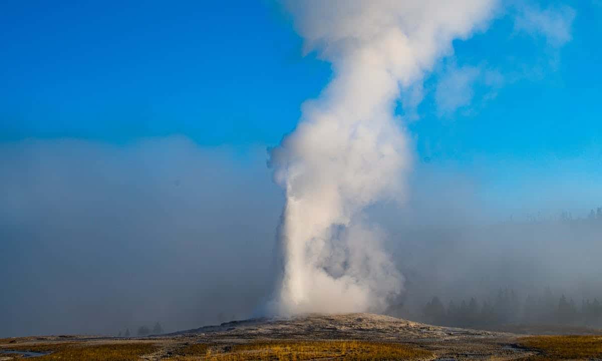 Energia geotermica in casa: un alto geyser