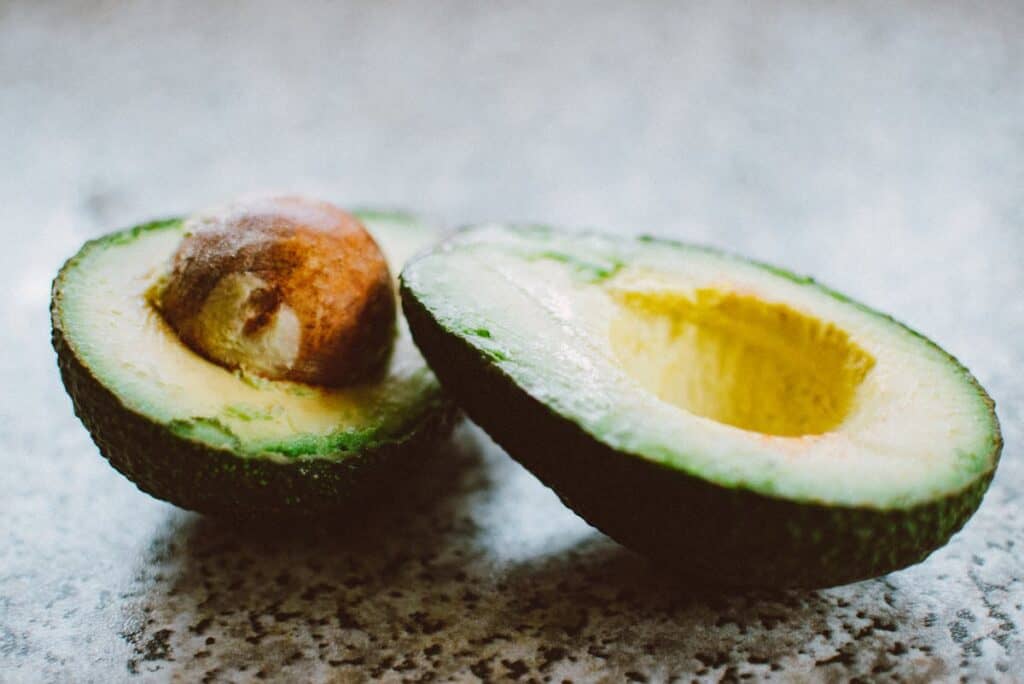 Avocado in Sicilia: un frutto spaccato a metà