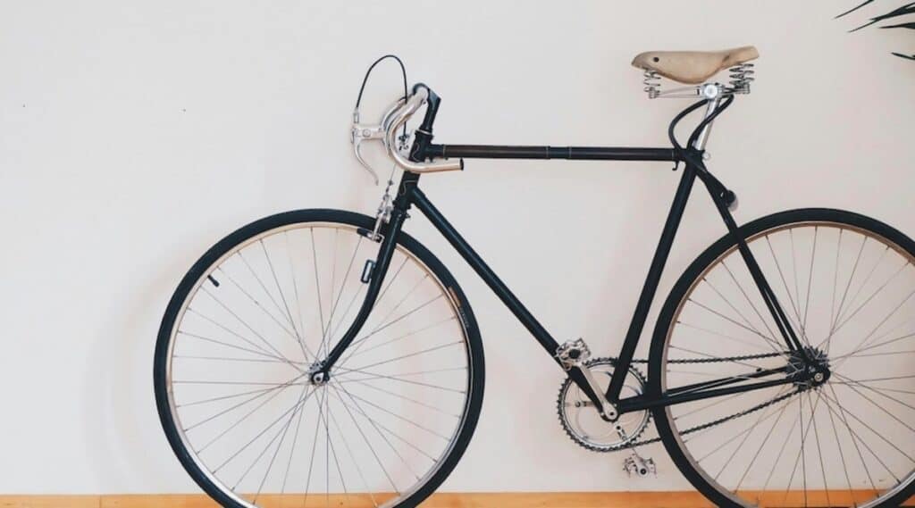Una bicicletta appoggiata al muro