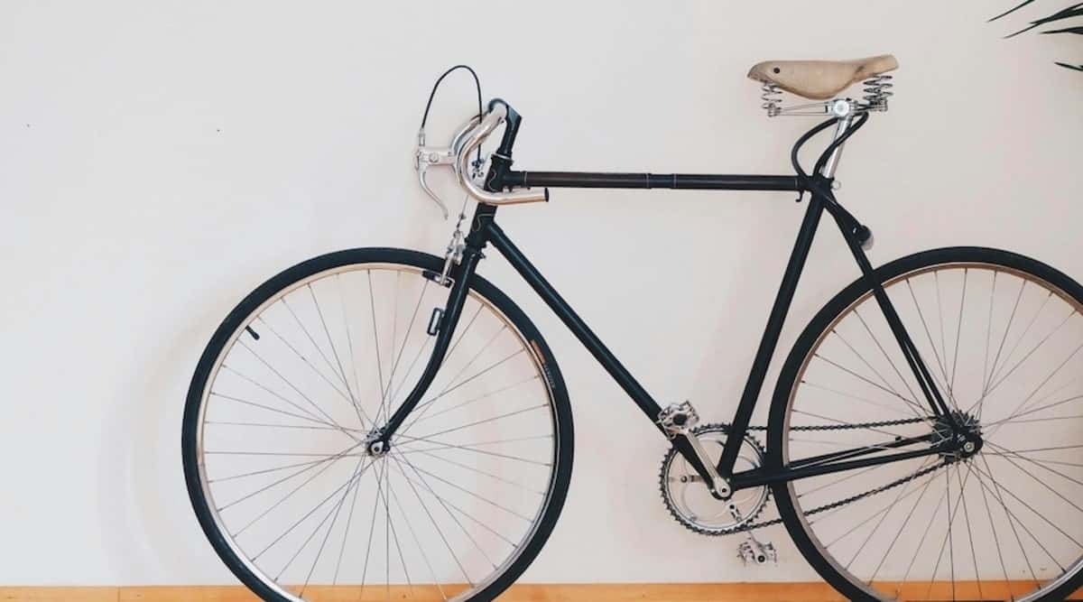 Una bicicletta appoggiata al muro