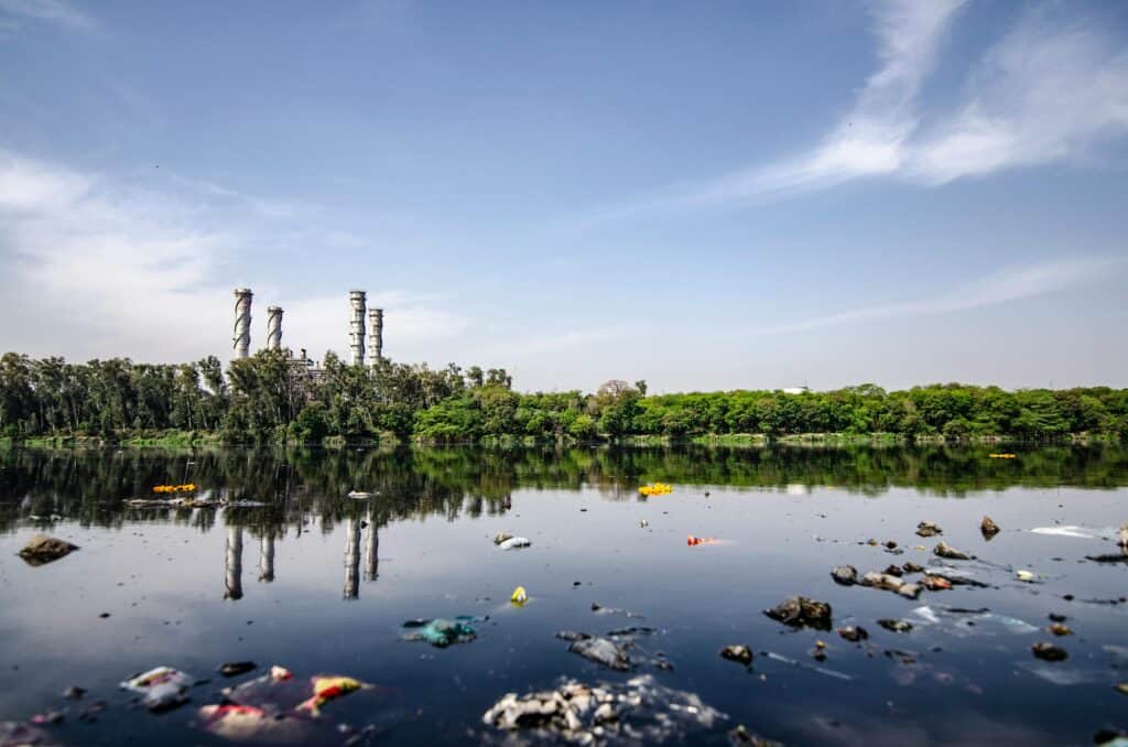 Fiumi di plastica: un corso d'acqua con rifiuti sulla superficie