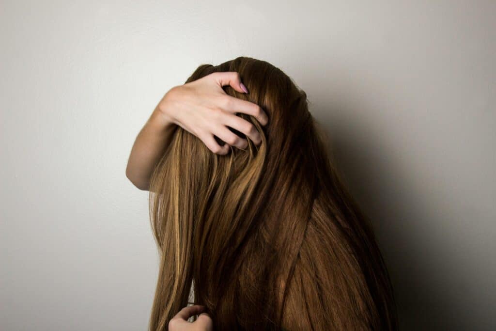 Dove si buttano i capelli: una donna nascosta dietro i suoi capelli