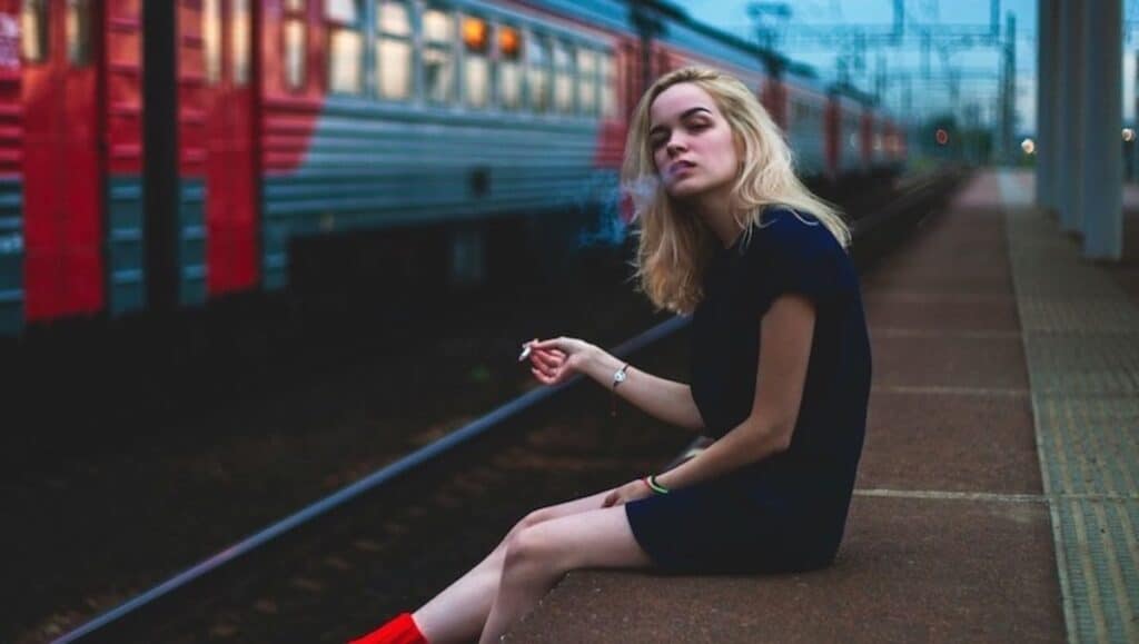 Una ragazza che fuma