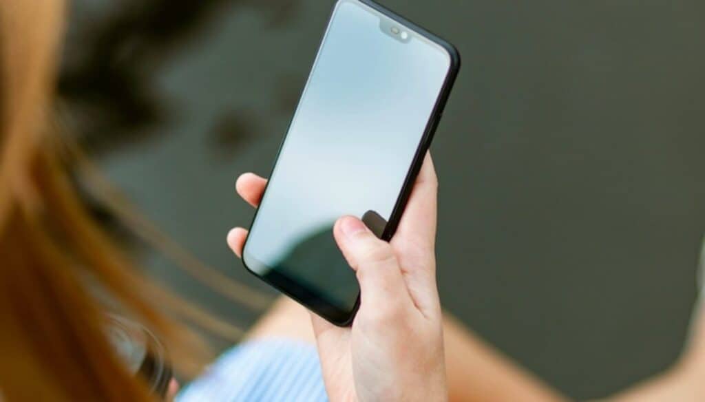 Donna che usa uno smartphone