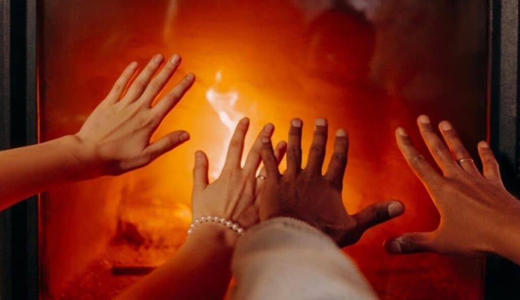 riutilizzare la cenere del fuoco, gente che si scalda le mani