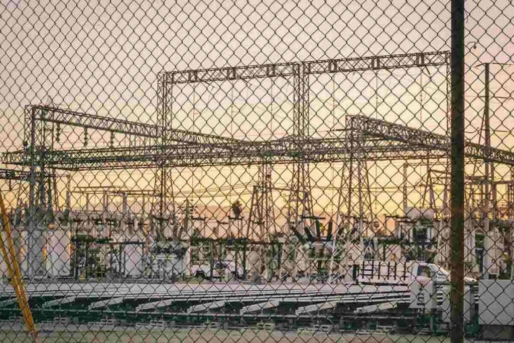 Centrale elettrica dietro una recinzione metallica.