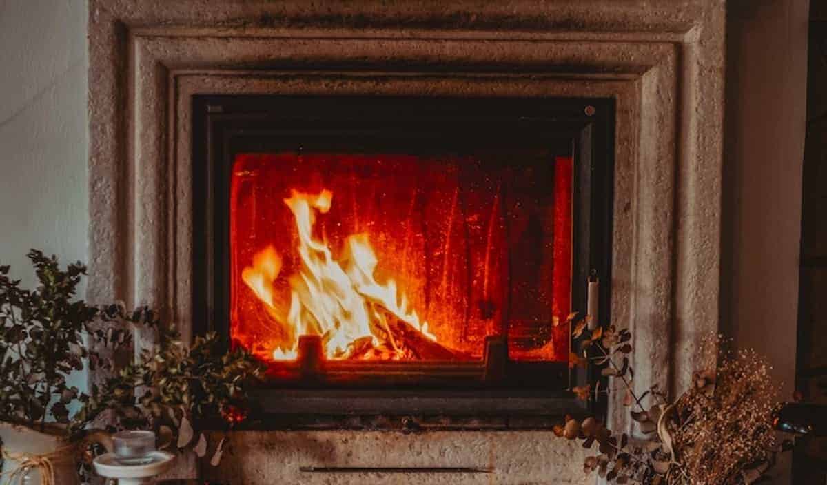 riutilizzare cenere camino, fuoco in un camino che brucia