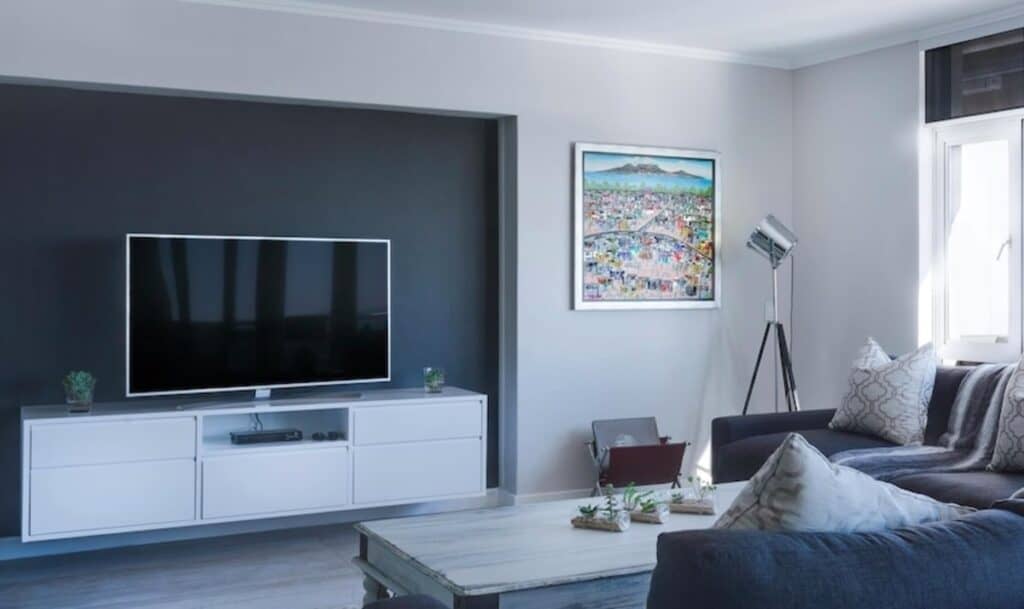 Una grande televisione a schermo piatto