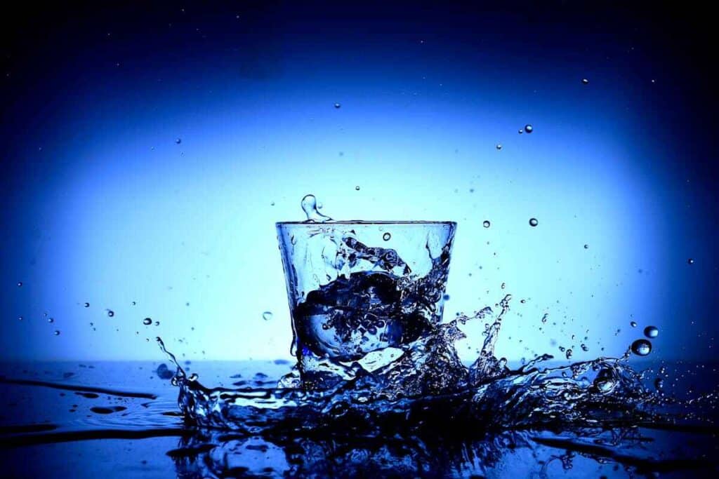 Moses West: un bicchiere d'acqua in controluce