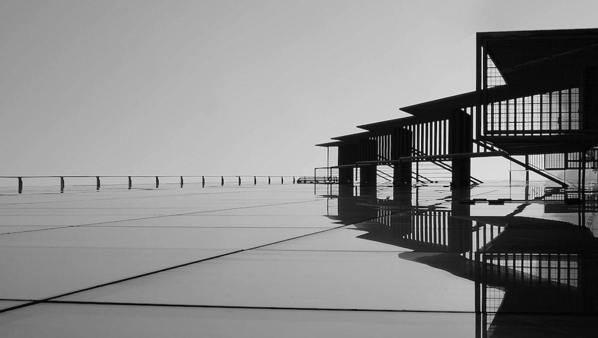 Una struttura architettonica in riva al mare