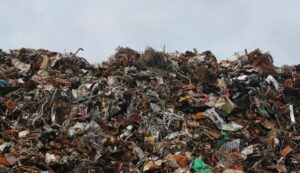 Grossa montagna di rifiuti metallici e materiali misti.