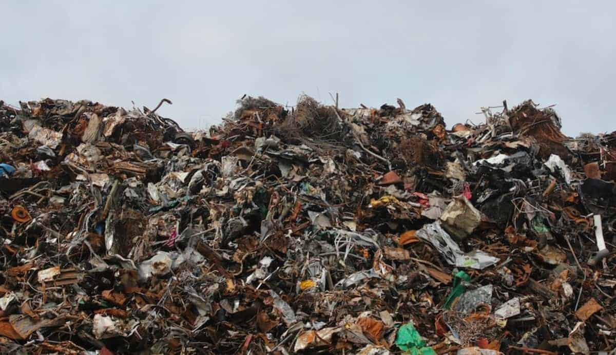 Grossa montagna di rifiuti metallici e materiali misti.