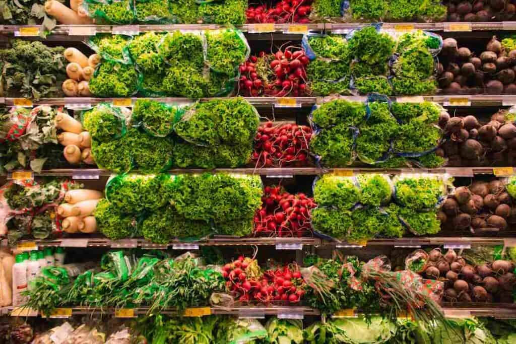 Empori solidali: verdure su scaffali