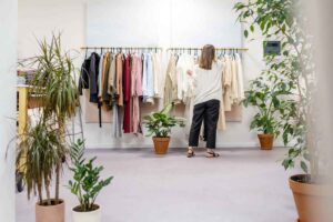 una donna cerca tra i vestiti