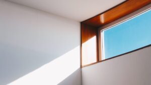 Luce solare che entra da una finestra