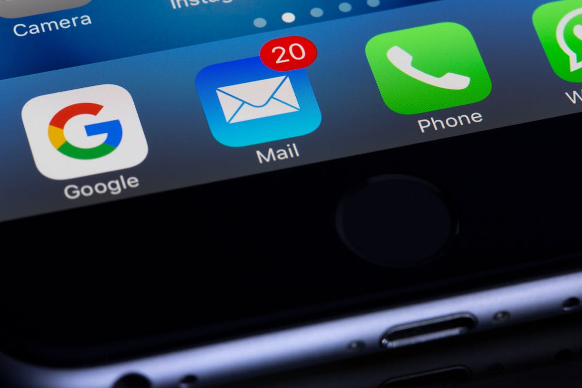 Quanto inquina una email: notifiche di mail su un cellulare