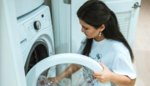 donna che fa il bucato