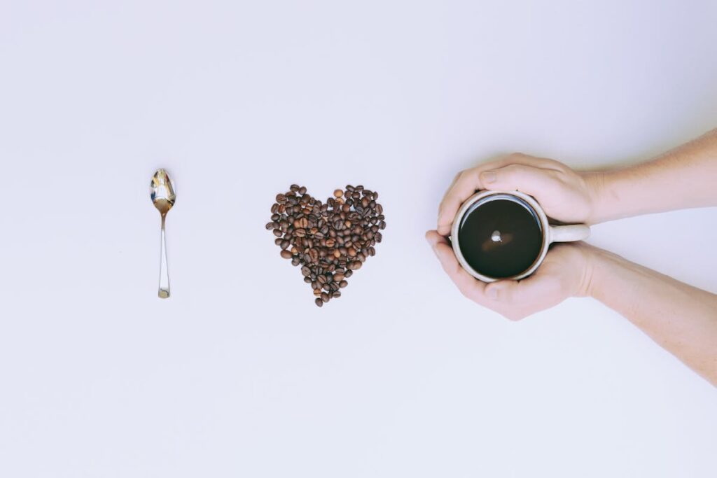 Chicchi di caffè disposti a formare un cuore