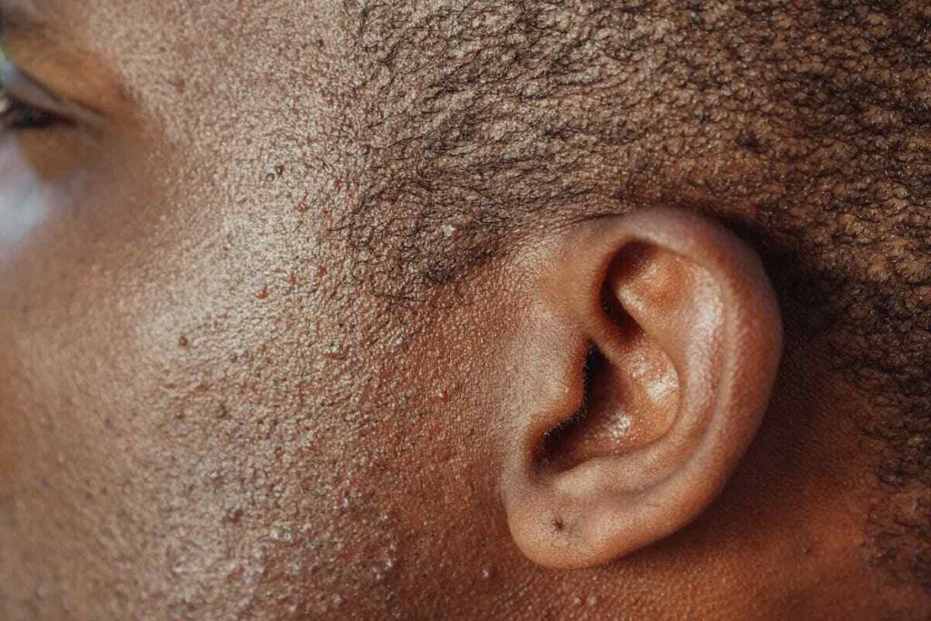 Ecoacustica: l'orecchio di un uomo che ascolta la natura