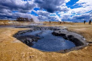 Bassa entalpia: vapore si innalza da laghi montani