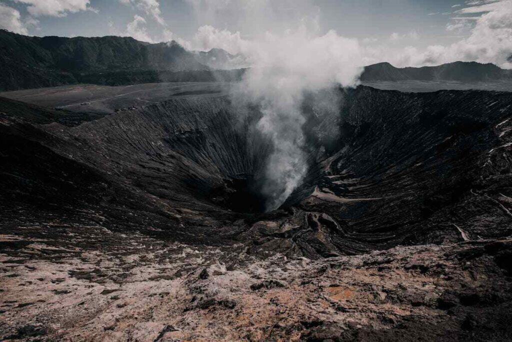 Geotermia a bassa entalpia: una colonna di vapore si alza dal sottosuolo