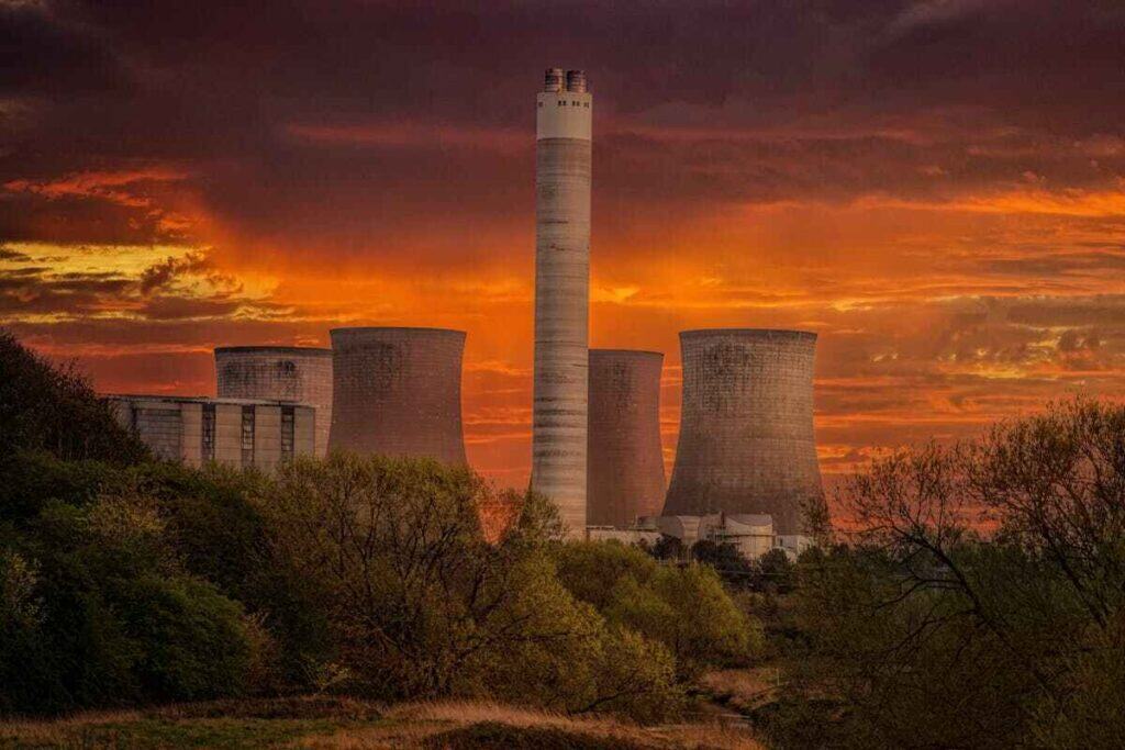 Una centrale nucleare al tramonto