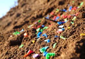 Nuovo rischio microplastiche: possono alimentare la resistenza agli antibiotici