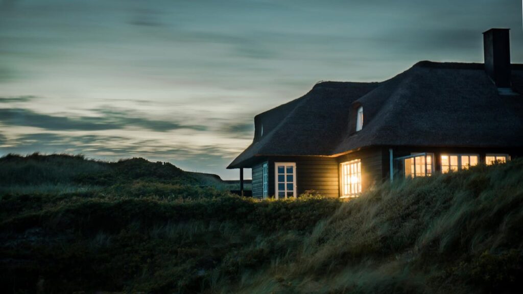Architettura climatica passiva: una casa isolata e passiva al tramonto