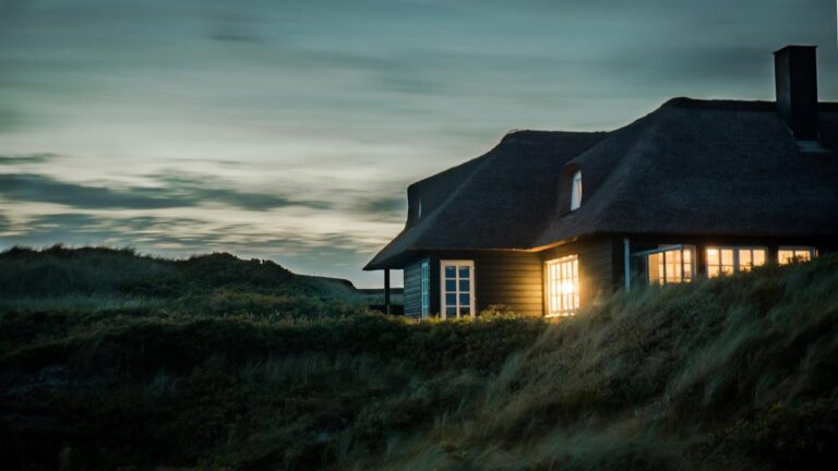 Architettura climatica passiva: una casa isolata e passiva al tramonto