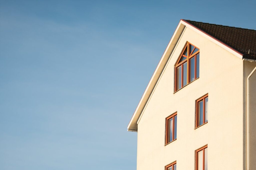 Architettura climatica passiva: la facciata di una casa amica dell'ambiente
