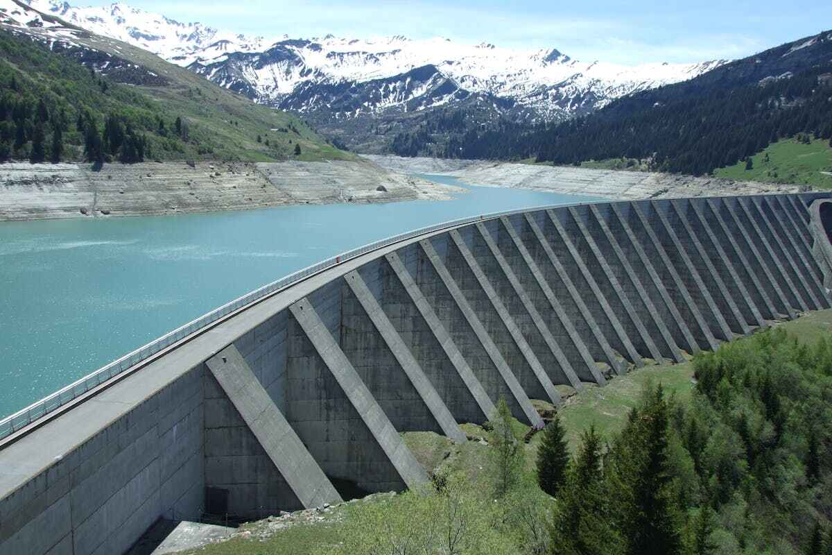 Invasi artificiali: una diga tra le montagne