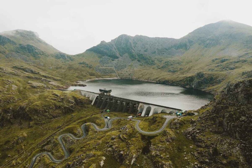Invasi artificiali: una diga circondata da montagne