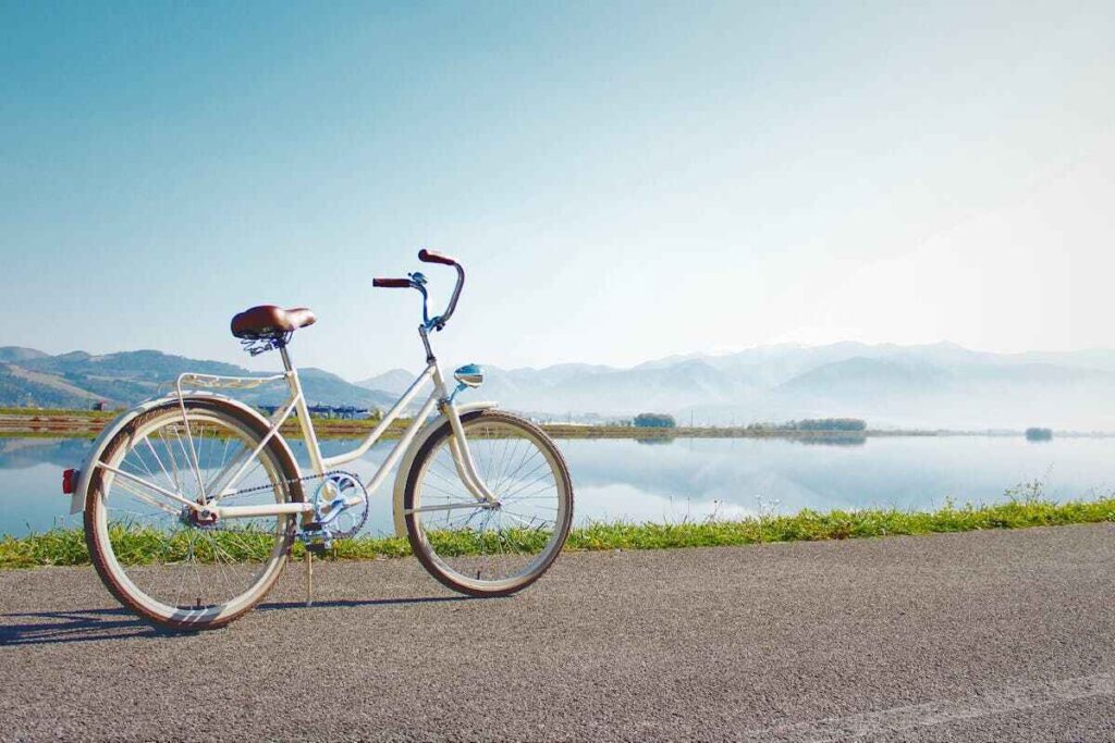 Mobilità dolce: una bici su pista ciclabile con il mare sullo sfondo