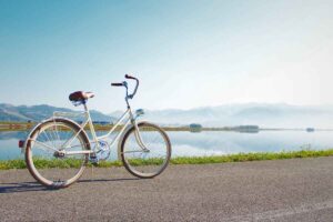 Mobilità dolce: una bici su pista ciclabile con il mare sullo sfondo