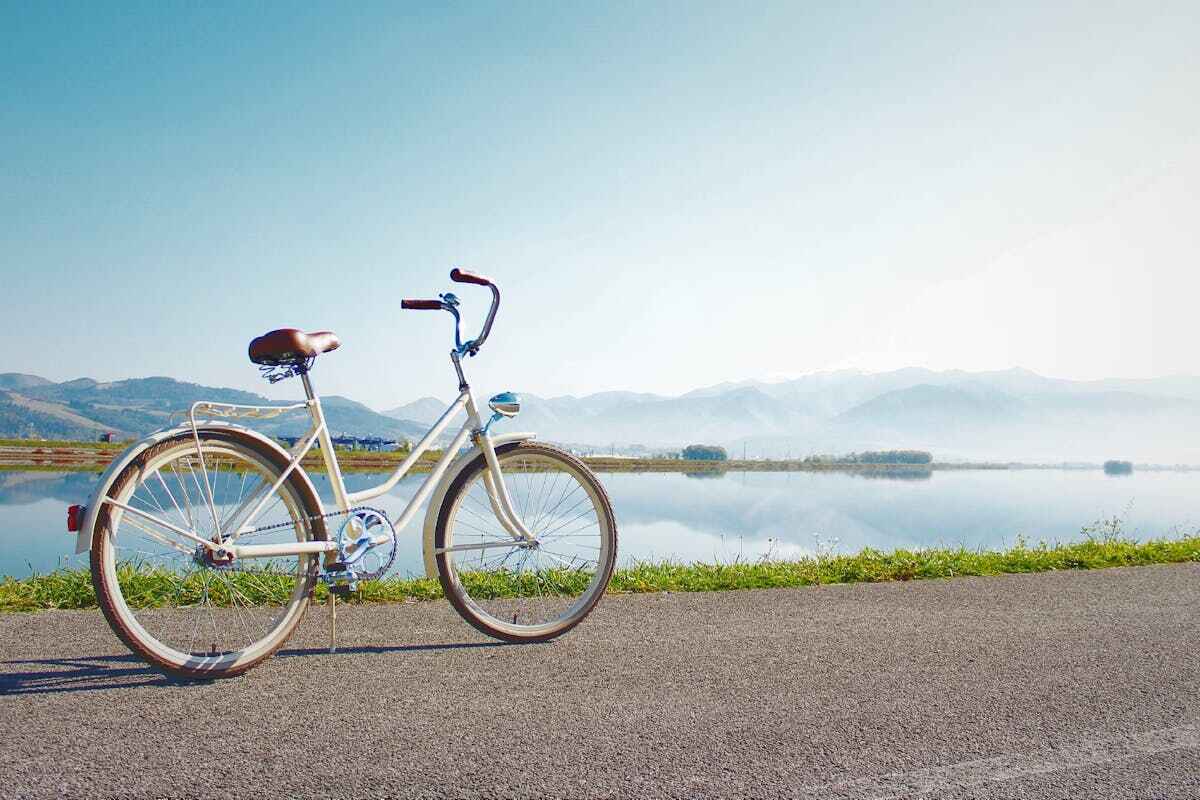 Mobilità dolce: una bici su pista ciclabile con il mare sullo sfondo