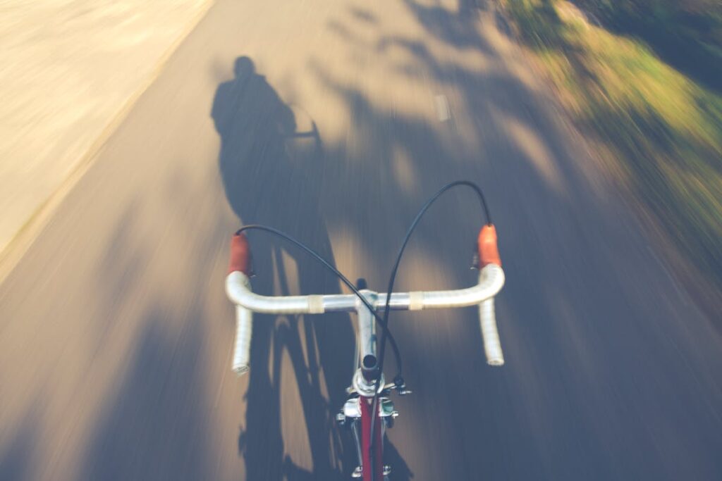 Mobilità dolce: un ciclista in bicicletta