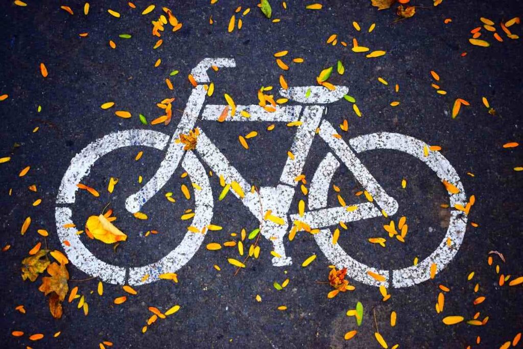 Mobilità dolce: una bicicletta disegnata su una lingua d'asfalto