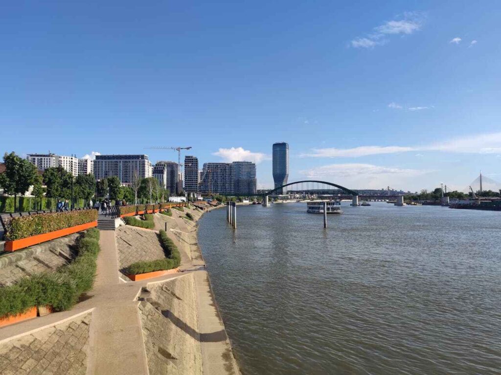 Parchi fluviali: percorsi ciclopedonali lungo il fiume a Belgrado