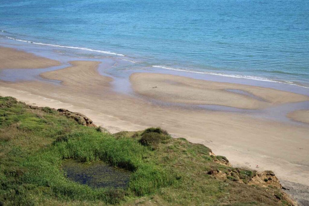 Coastal squeeze: mare che sta erodendo una spiaggia