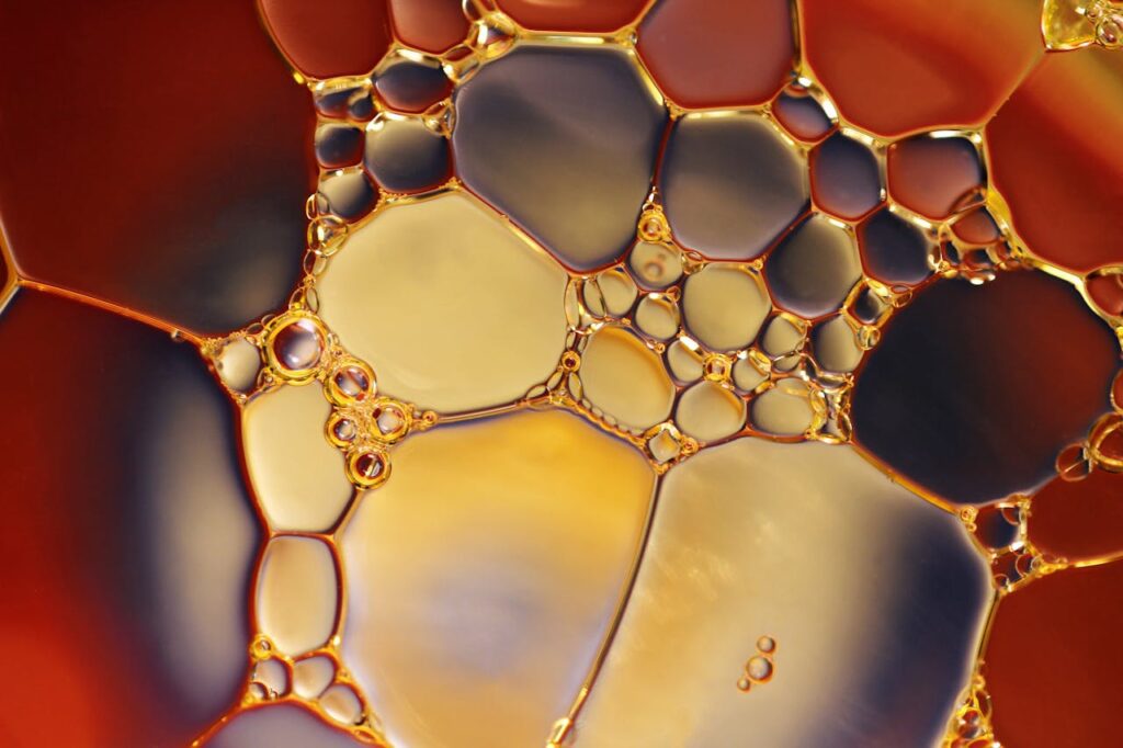 Oil spill: dettaglio di una macchia d'olio sulla superficie dell'acqua