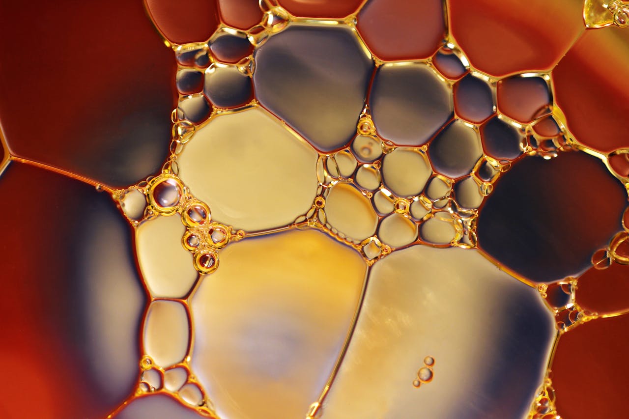 Oil spill: dettaglio di una macchia d'olio sulla superficie dell'acqua