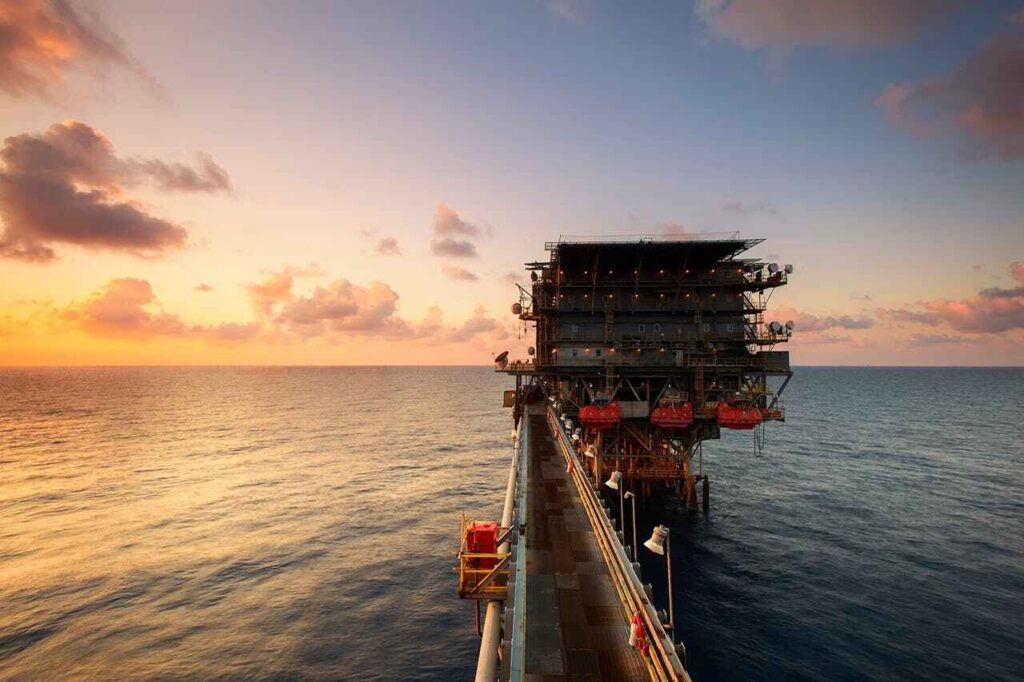 Oil spill: una piattaforma petrolifera in mare