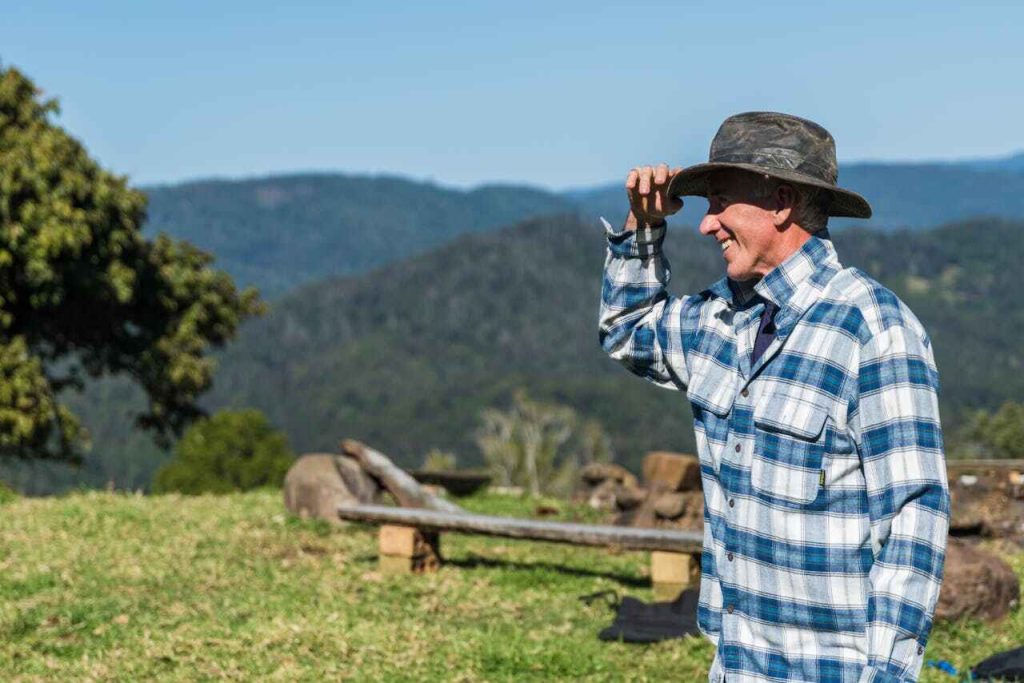 Agricoltura rigenerativa: un agricoltore saluta le sue piante