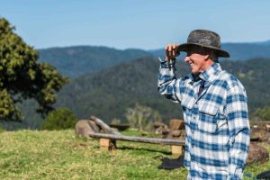 Agricoltura rigenerativa: un agricoltore saluta le sue piante