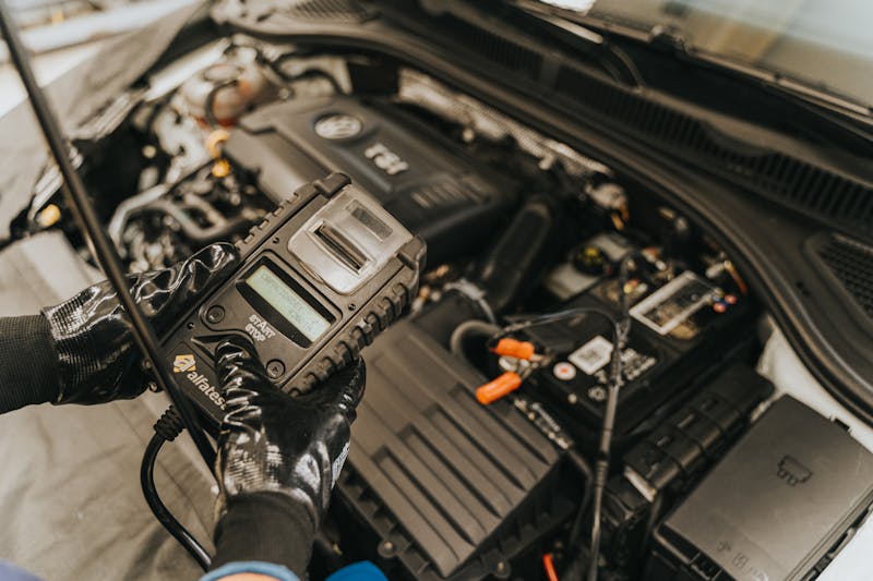 Batterie al sodio: un meccanico ricarica la batteria di un'automobile